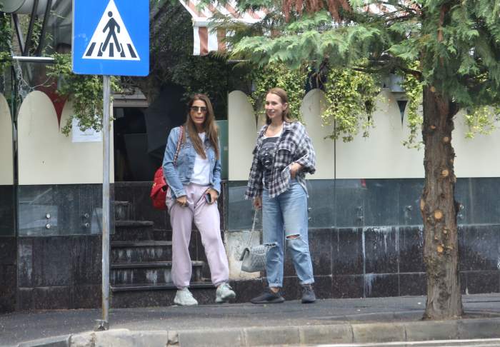 Cristina Bădănoiu nu calcă strâmb, dar are grijă pe unde merge când plouă. Cum a fost surprinsă „devoratoarea de milionari” în plină zi / PAPARAZZI
