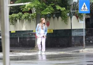 Cristina Bădănoiu nu calcă strâmb, dar are grijă pe unde merge când plouă. Cum a fost surprinsă „devoratoarea de milionari” în plină zi / PAPARAZZI