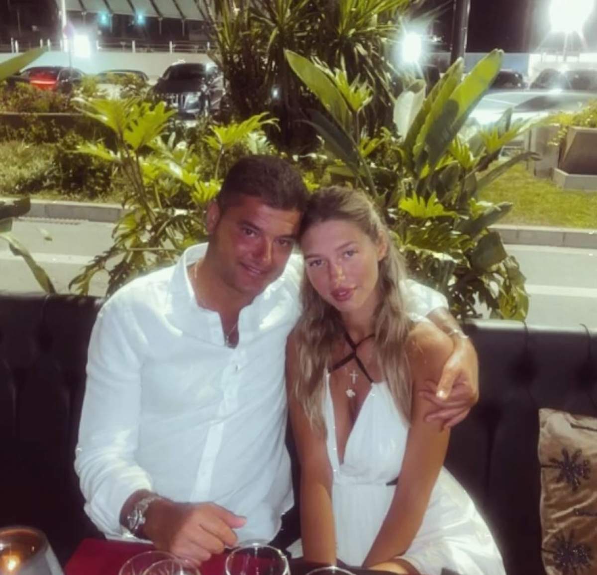 Cristi Boureanu si Laura Dinca sunt la masa in Seychelles, poarta haine albe