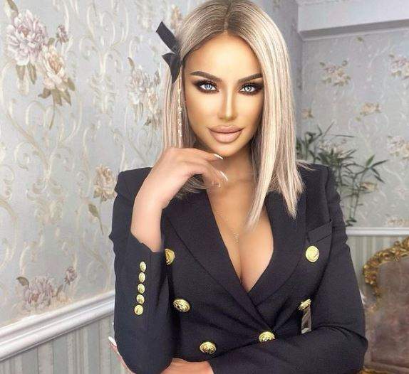 Bianca Drăgușanu la costum negru.
