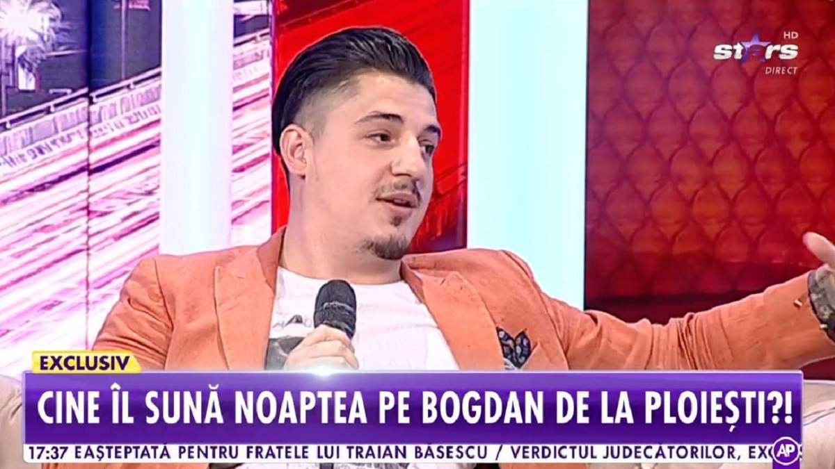 Bogdan de la Ploiești e la Antena Stars. Artistul poartă un tricou alb și sacou portocaliu.