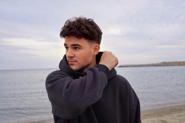 Mario Fresh și-a găsit sosia pe o rețea de socializare. Cine este băiatul care îi seamănă perfect