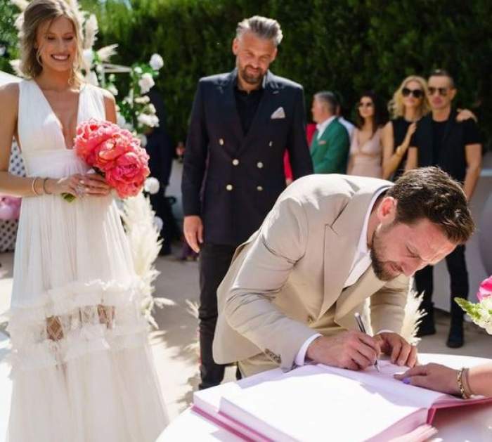 Dani Oțil în timp ce semnează actele de nuntă.