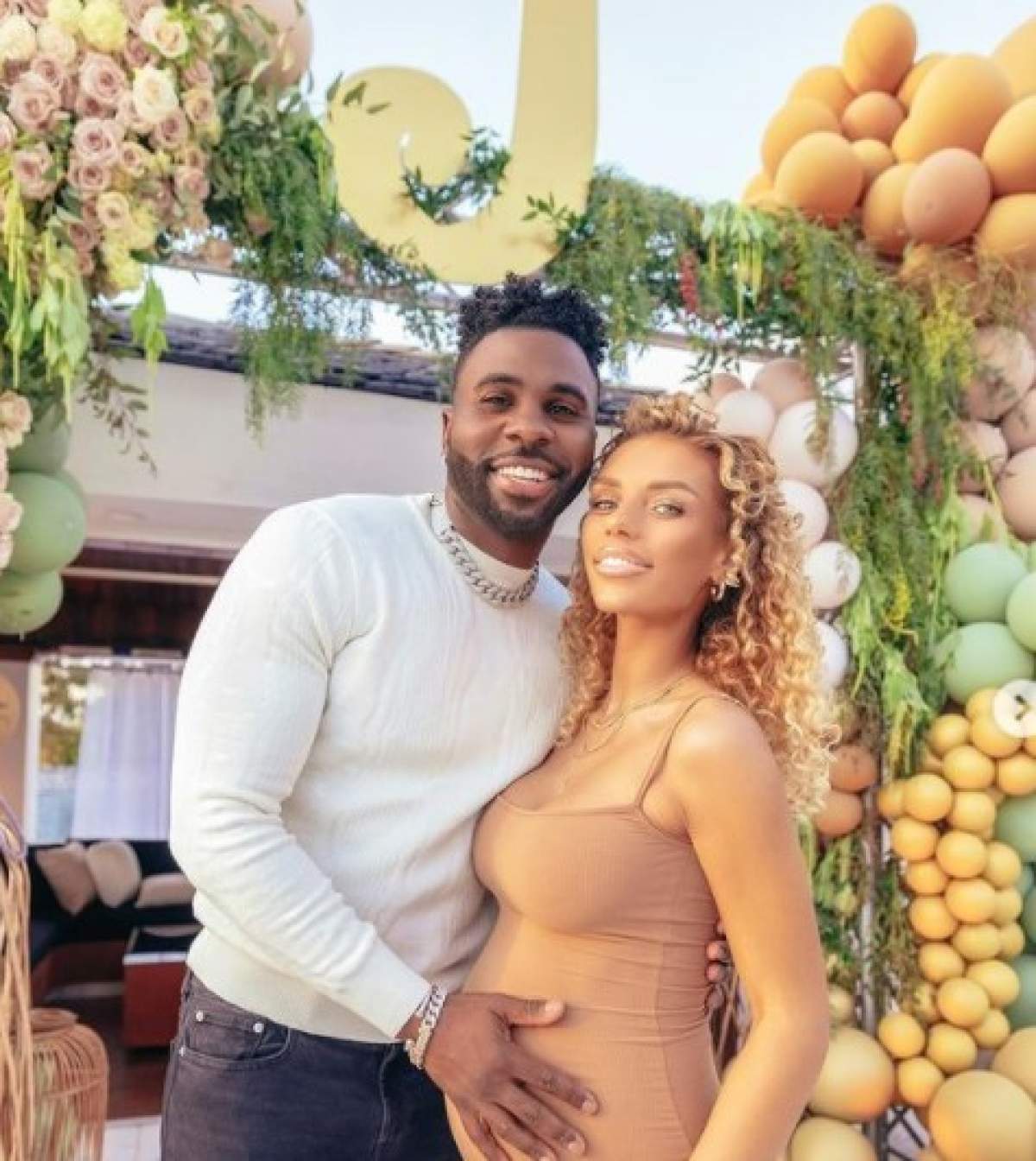 Jason Derulo și iubita lui Jena Frumes însărcinată