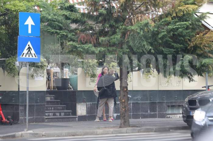 Andreea Raicu știe să se descurce chiar și când iubitul nu e în preajmă! Cum a cărat diva o statuie uriașă, după ce a luat masa la restaurant. Le-a dat „clasă” tuturor bărbaților / PAPARAZZI