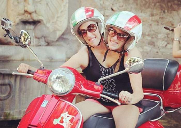 Siamezele Abby și Brittany Hensel sunt pe motocicletă.