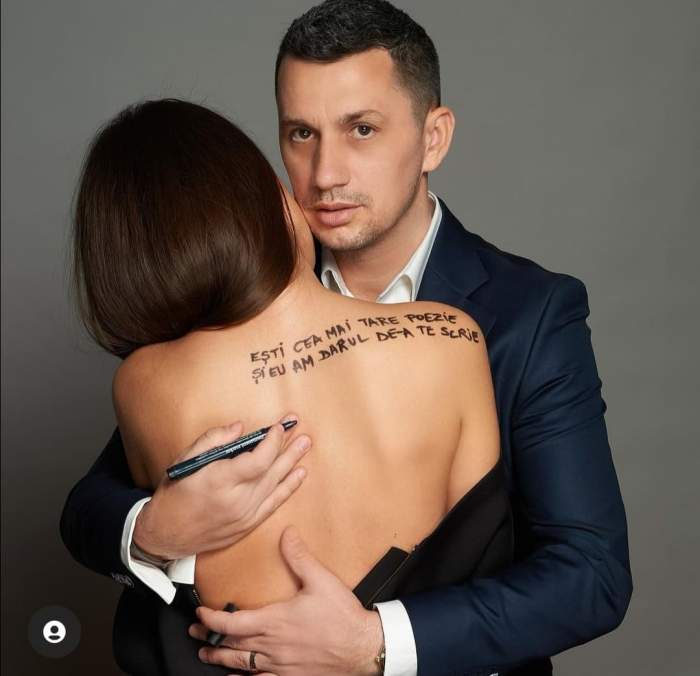 Denisa Hodișan, cu spatele gol, scrisă , ținută în brațe de Flick