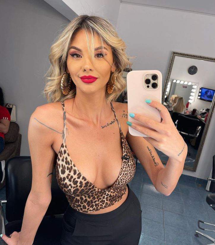 Ramona Olaru si-a facut o fotografie in oglinda, poarta un top decoltat cu animal print si pantaloni negri