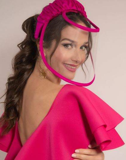 Natalia Oreiro cu mască și rochie roz.