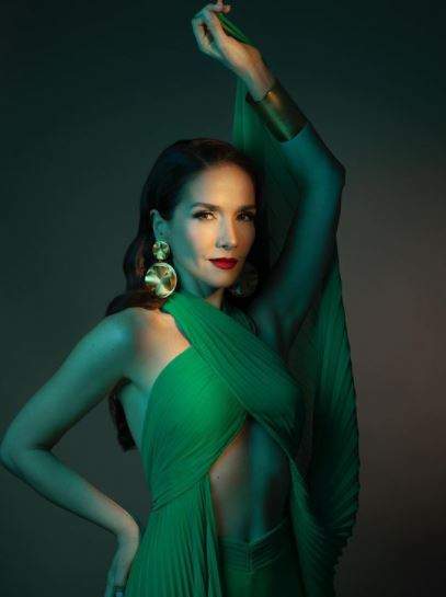 Natalia Oreiro în rochie verde, ședință foto.