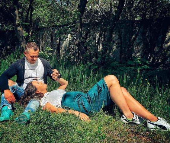 Nicoleta Molnar și iubitul său, la iarbă verde, pe jos.