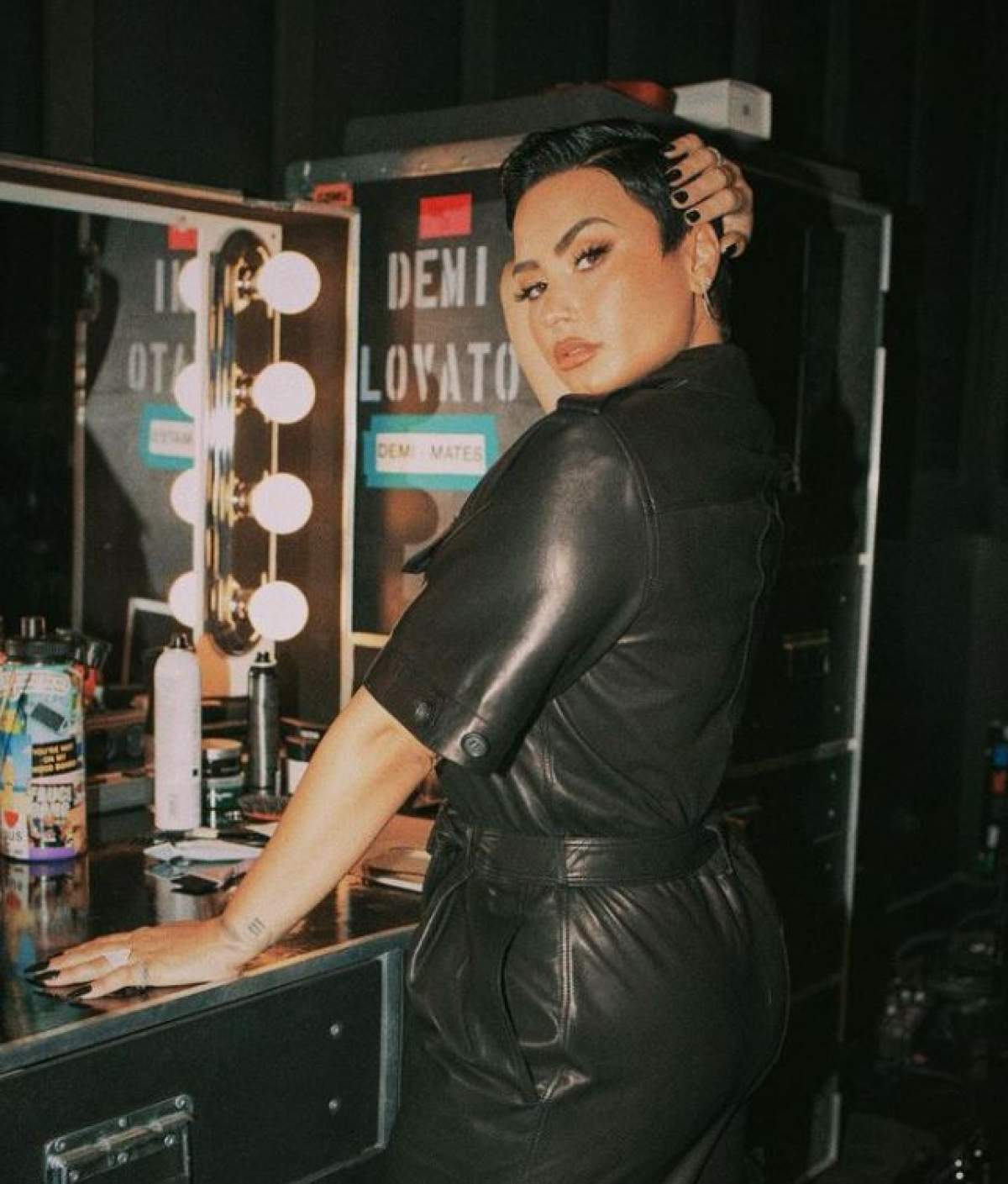 Demi Lovato in culise, are o salopeta neagra de piele