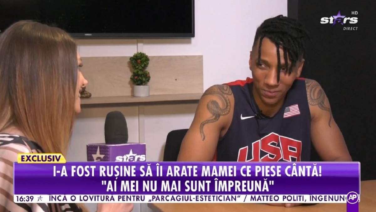 Alexandro Matias dă un interviu la Antena Stars. Tânărul poartă un maiou negru.