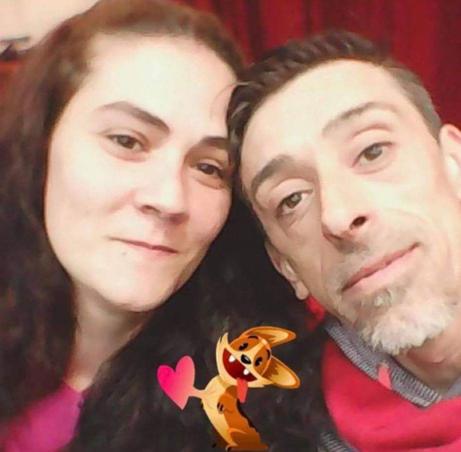 Francisco Garcia Lopez și soția lui își fac un selfie. Între ei e un sticker cu o inimoară.