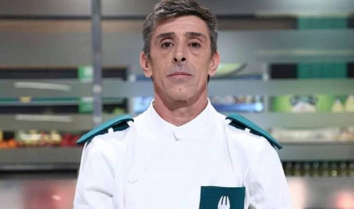 Francisco Garcia Lopez e la Chefi la cuțite și poartă uniformă albă de bucătar cu model verde.