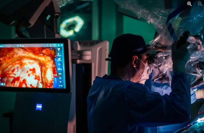 medic în timpul operației pe creier