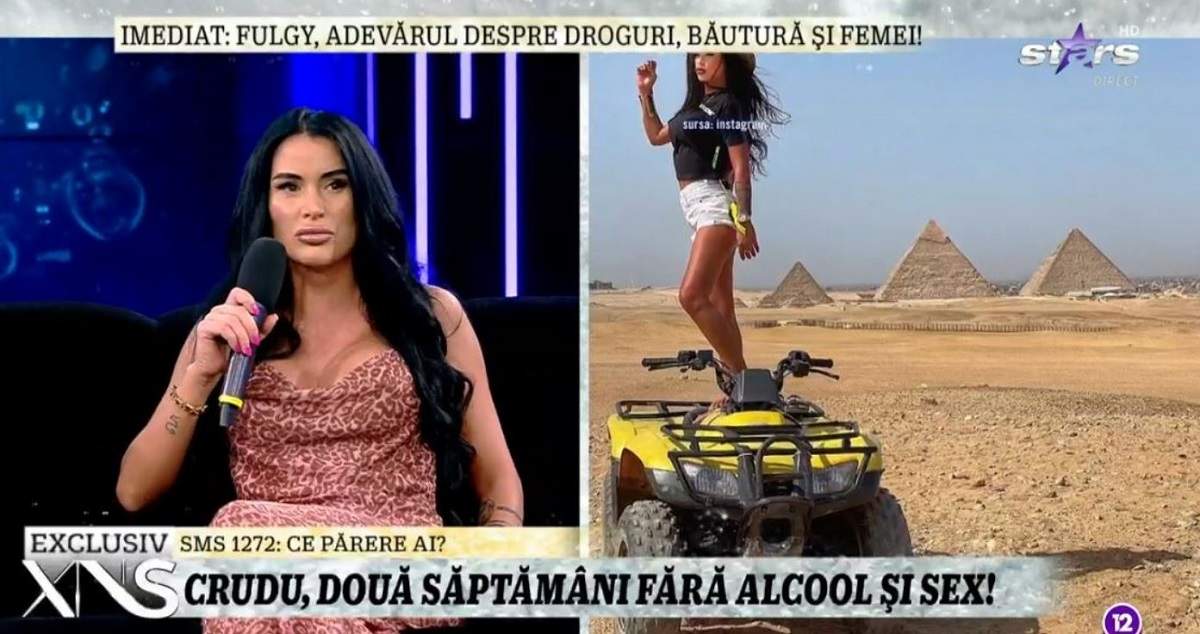 Daniela Crudu e în platou la Xtra Night Show. Vedeta stă pe o canapea neagră și poartă o rochie cu animal print.