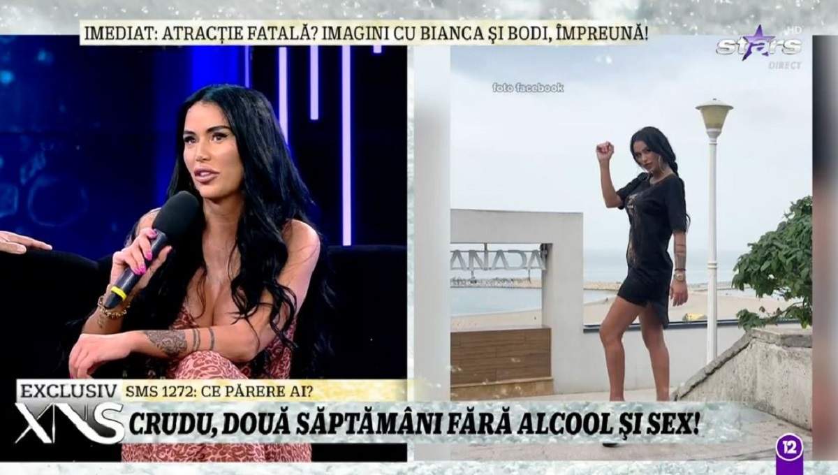 Daniela Crudu e în platou la Xtra Night Show. Vedeta stă pe o canapea neagră și poartă o rochie cu animal print.