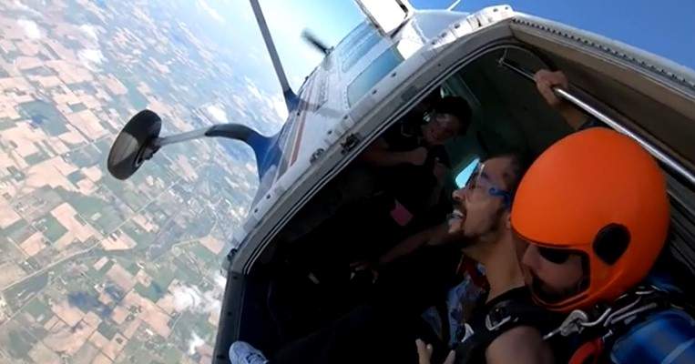 tânăr paraplegic sărind cu parașuta din avion