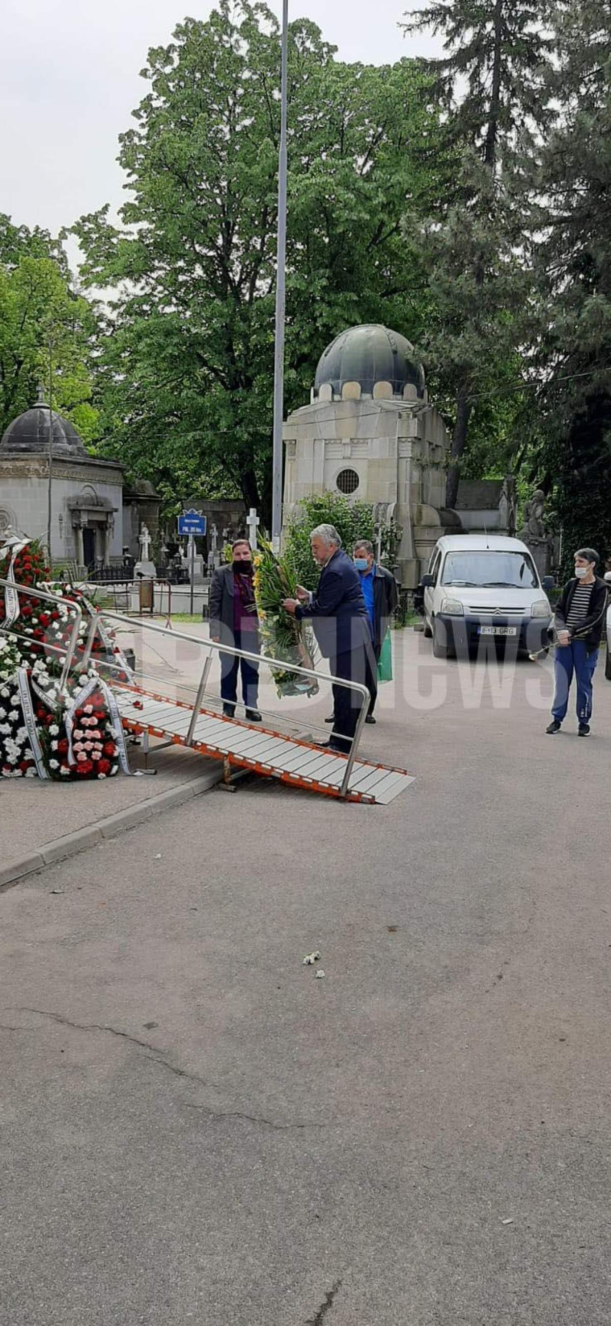 Părinții Andrei Măruță, omagiu pentru Ion Dichiseanu. Au depus o coroană impresionantă de flori / FOTO