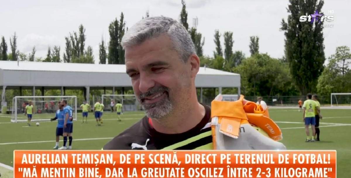 Aurelian Temișan e pe terenul de fotbal. Artistul poartă un tricou negru.