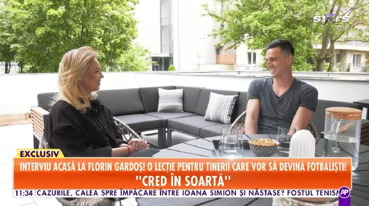 Florin Gardoș dă un interviu de la o terasă pentru Antena Stars. Fotbalistul poartă un tricou gri.