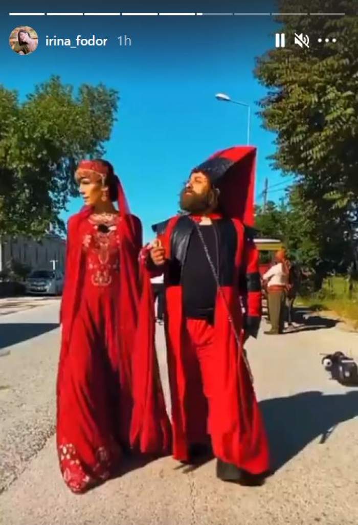 Irina Fodor și Marius Damian merge de mână pe stradă, îmbrăcați în haine roșii, specifice Turciei.