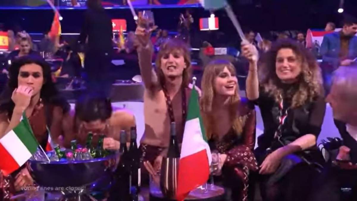 Unul dintre membri trupei Maneskin, surprins în timp ce pare că se droga în timpul transmisiunii Eurovision. Cum se apără tânărul din Italia: „Vă rog, nu credeți” / VIDEO