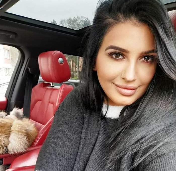Mirela Banias poartă un pulover negru și își face un selfie din mașină.