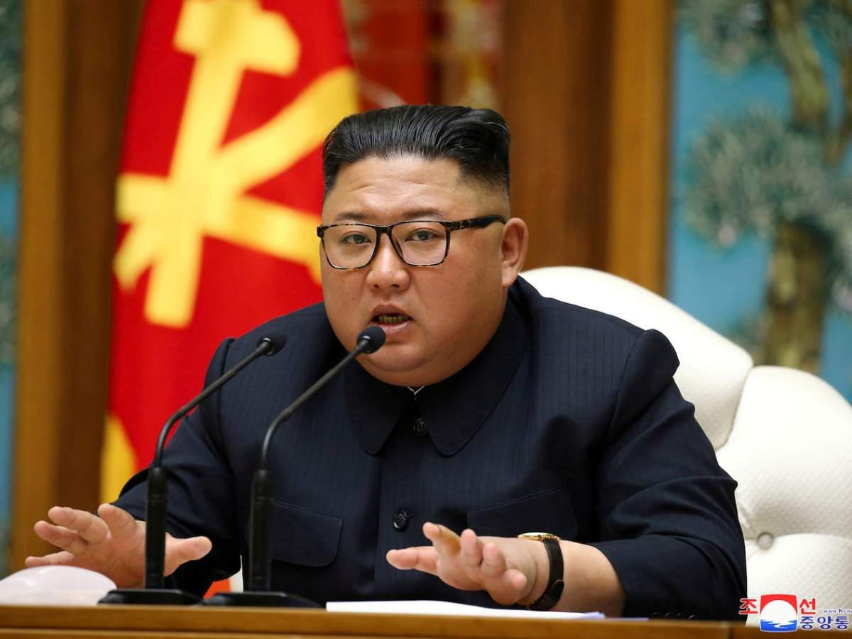 Liderul de la Phenian a interzis purtarea blugilor mulați.  Cum îi pedepsește Kim Jong-un pe cei ce încalcă regula