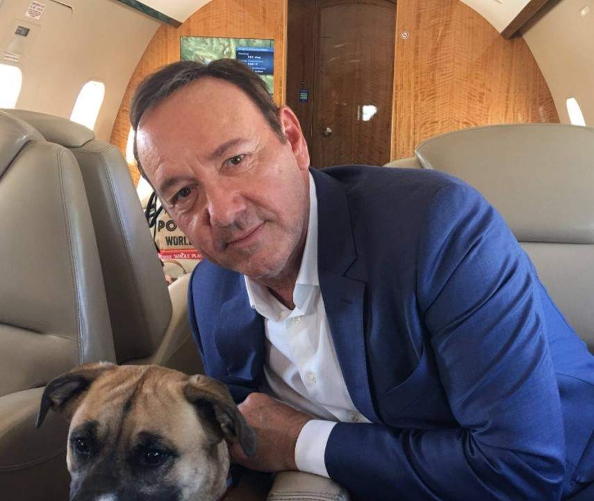Kevin Spacey  cu un câine într-un avion privat