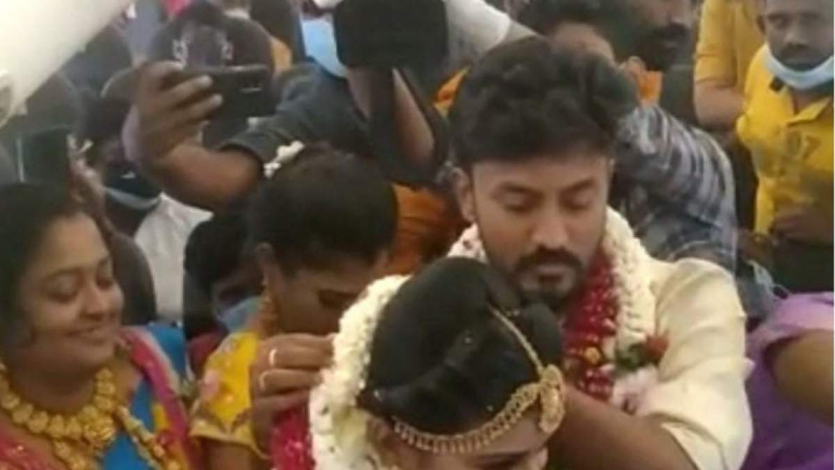 Doi tineri din India au decis să-și facă nunta într-un avion Un cuplu din India s-a căsătorit în avion. Cei doi au vrut să scape de restricții și să petreacă alături de apropiați