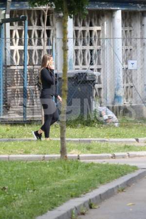 Roxana Nemeș nu lasă telefonul din mână nici atunci când face sport. Imaginile surprinse de paparazzii Spynews /PAPARAZZI