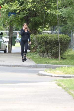 Roxana Nemeș nu lasă telefonul din mână nici atunci când face sport. Imaginile surprinse de paparazzii Spynews /PAPARAZZI