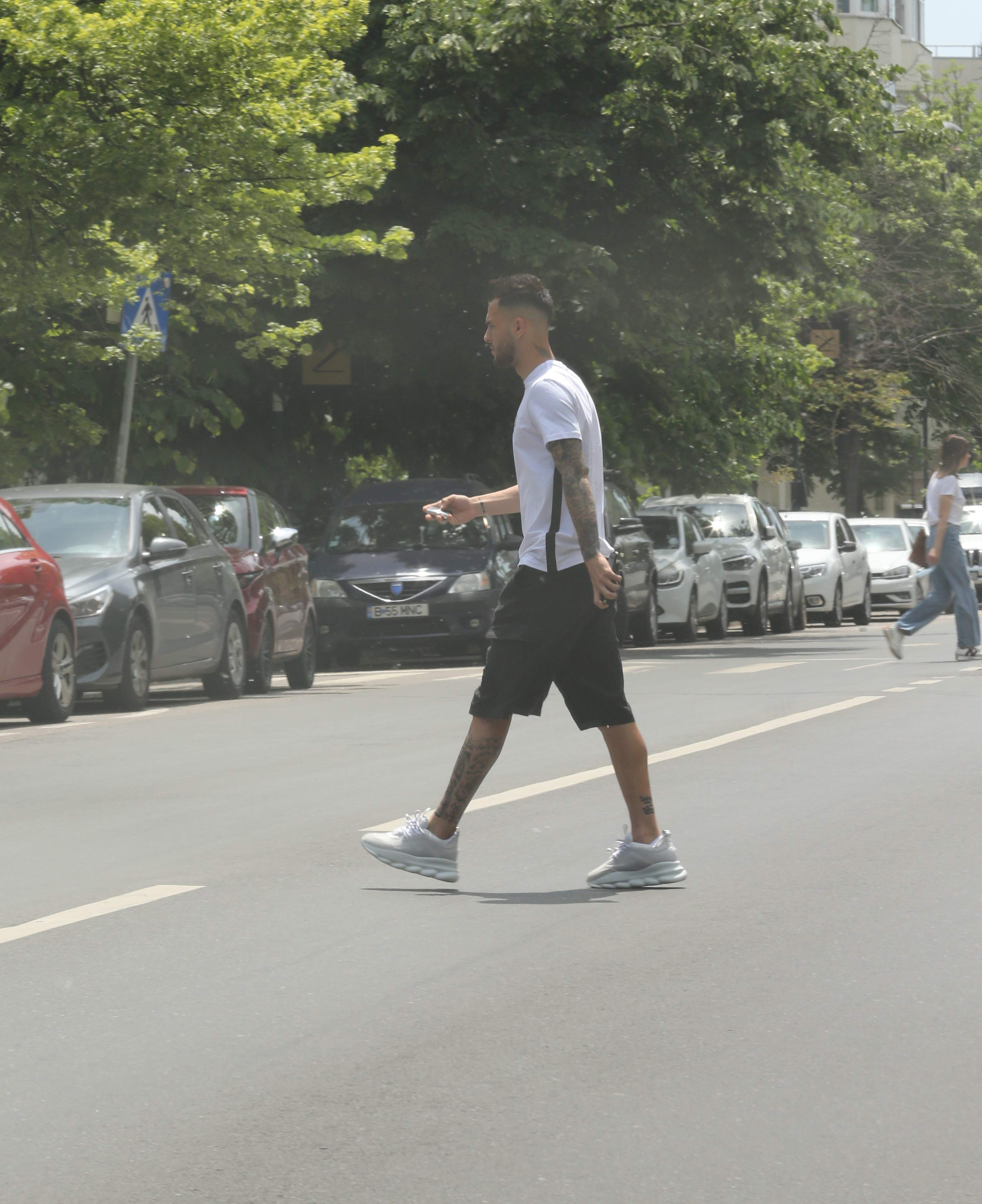 Marius Marin, prevăzător când vine vorba de ieșiri în public, dar nu și când se urcă la volan. Cum a șocat tânărul fotbalist în trafic, ziua în amiaza mare / PAPARAZZI