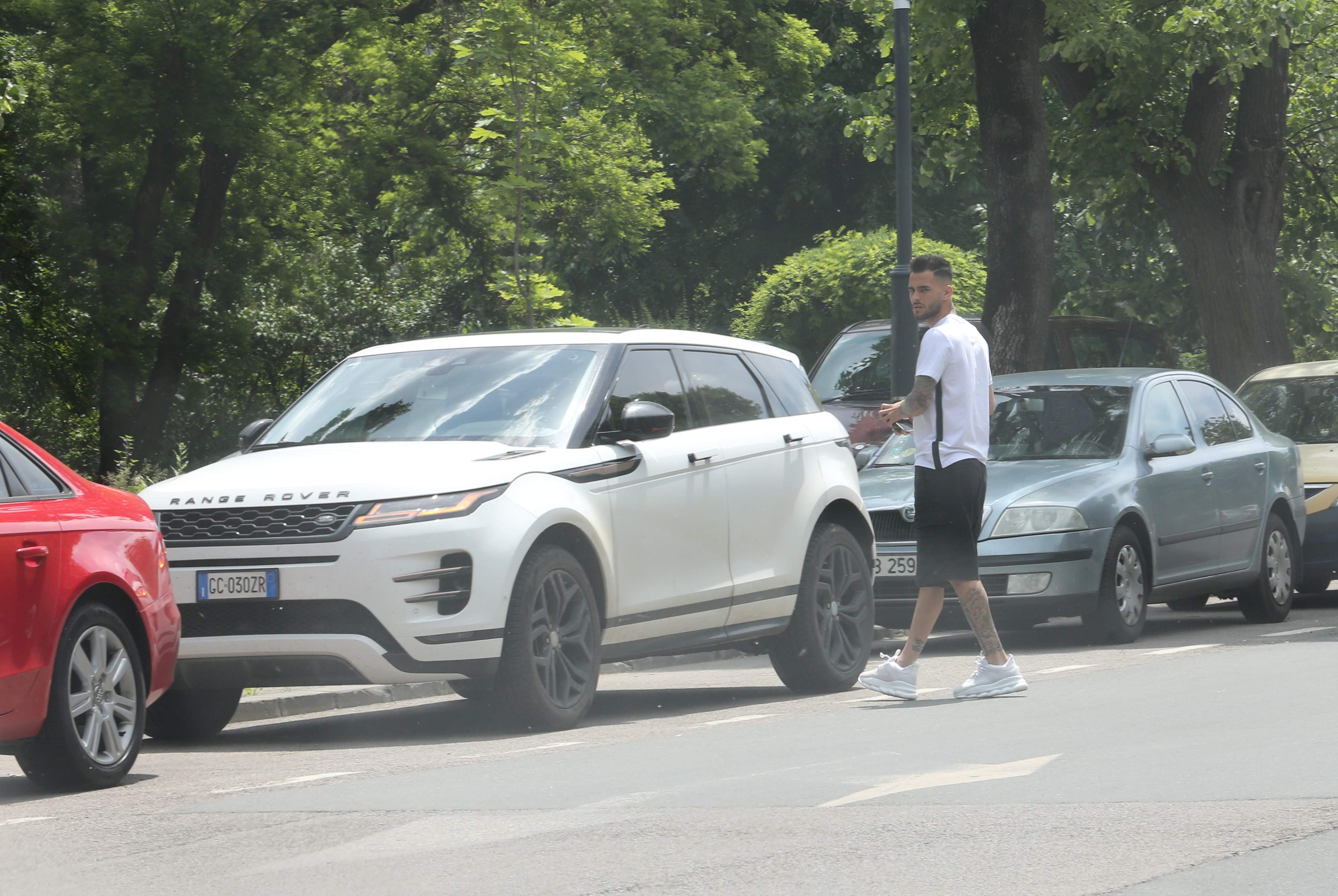 Marius Marin, prevăzător când vine vorba de ieșiri în public, dar nu și când se urcă la volan. Cum a șocat tânărul fotbalist în trafic, ziua în amiaza mare / PAPARAZZI