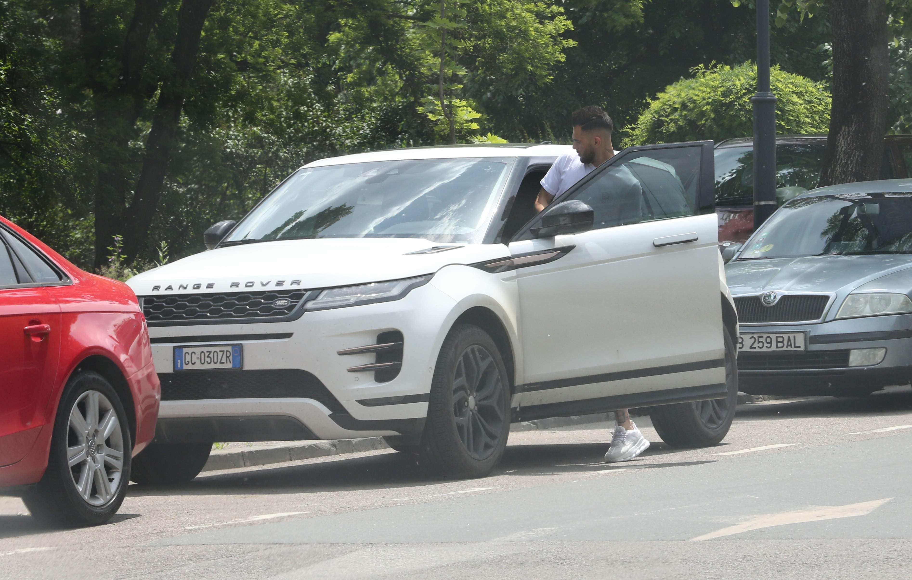 Marius Marin, prevăzător când vine vorba de ieșiri în public, dar nu și când se urcă la volan. Cum a șocat tânărul fotbalist în trafic, ziua în amiaza mare / PAPARAZZI