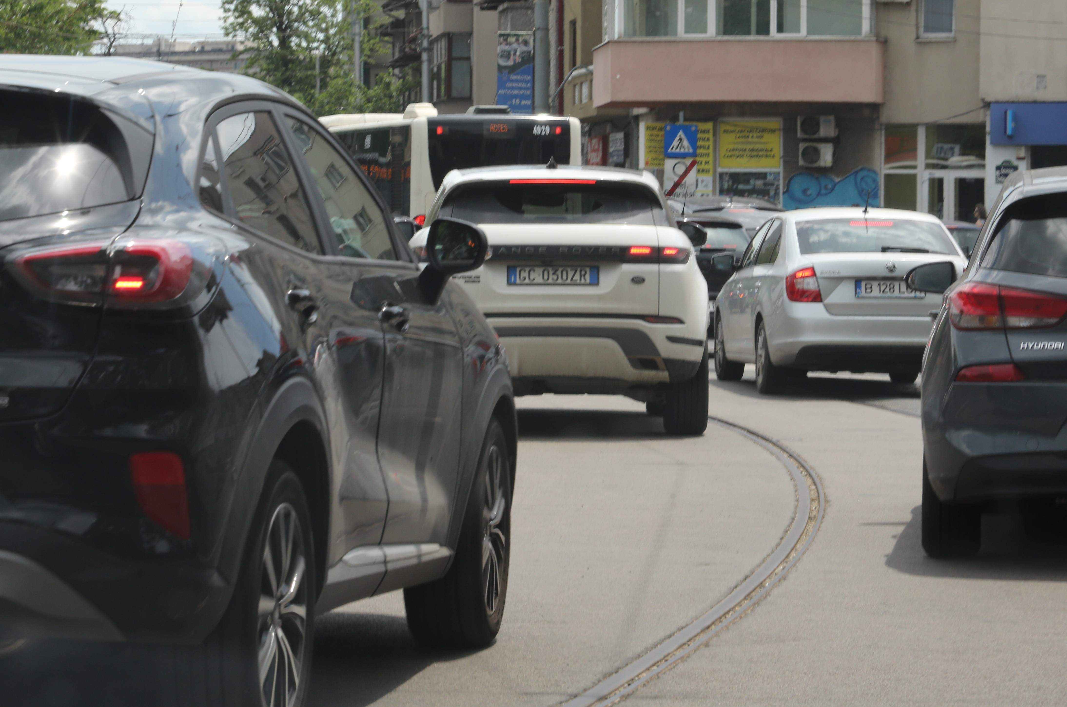 Marius Marin, prevăzător când vine vorba de ieșiri în public, dar nu și când se urcă la volan. Cum a șocat tânărul fotbalist în trafic, ziua în amiaza mare / PAPARAZZI