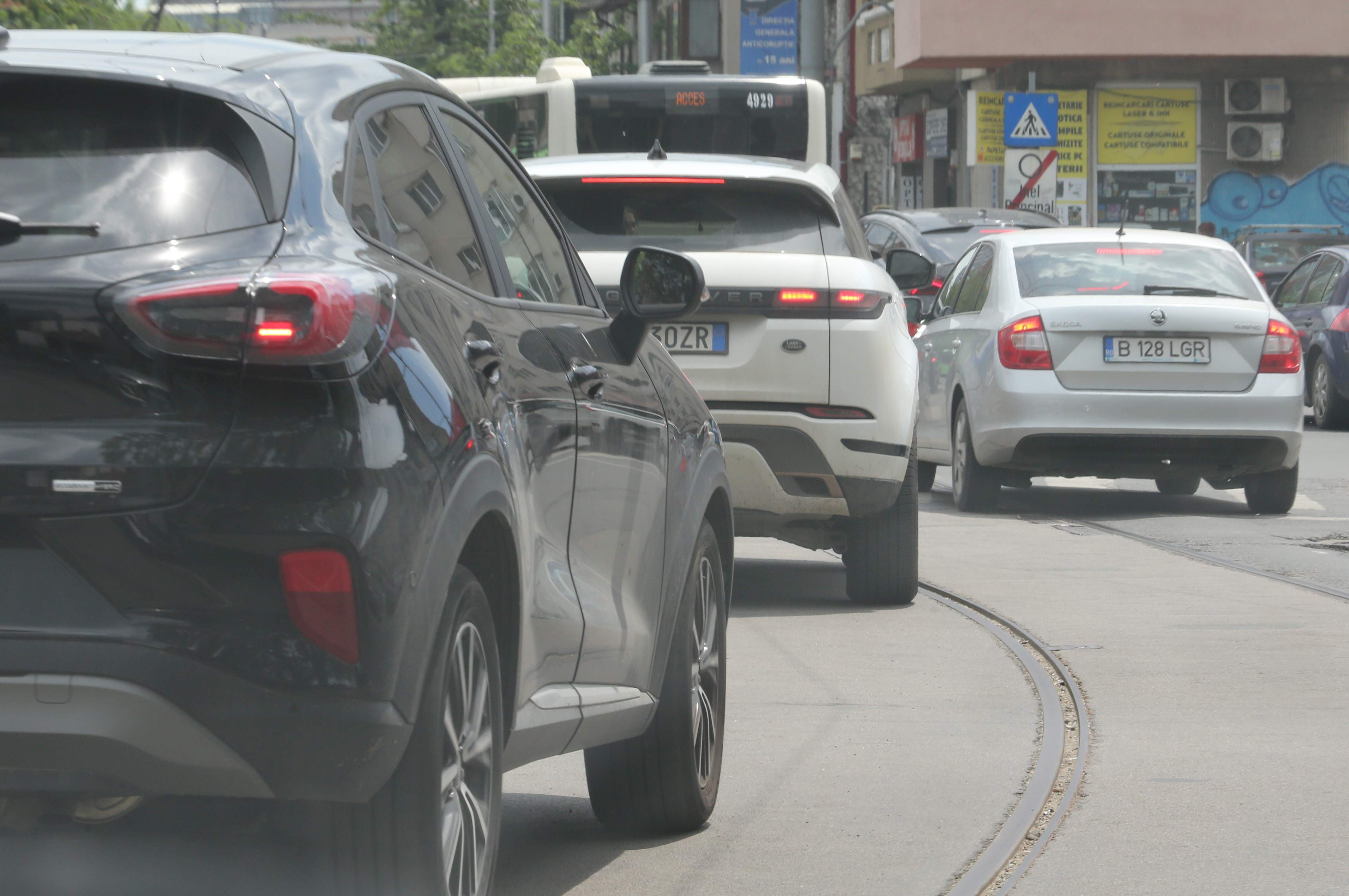 Marius Marin, prevăzător când vine vorba de ieșiri în public, dar nu și când se urcă la volan. Cum a șocat tânărul fotbalist în trafic, ziua în amiaza mare / PAPARAZZI