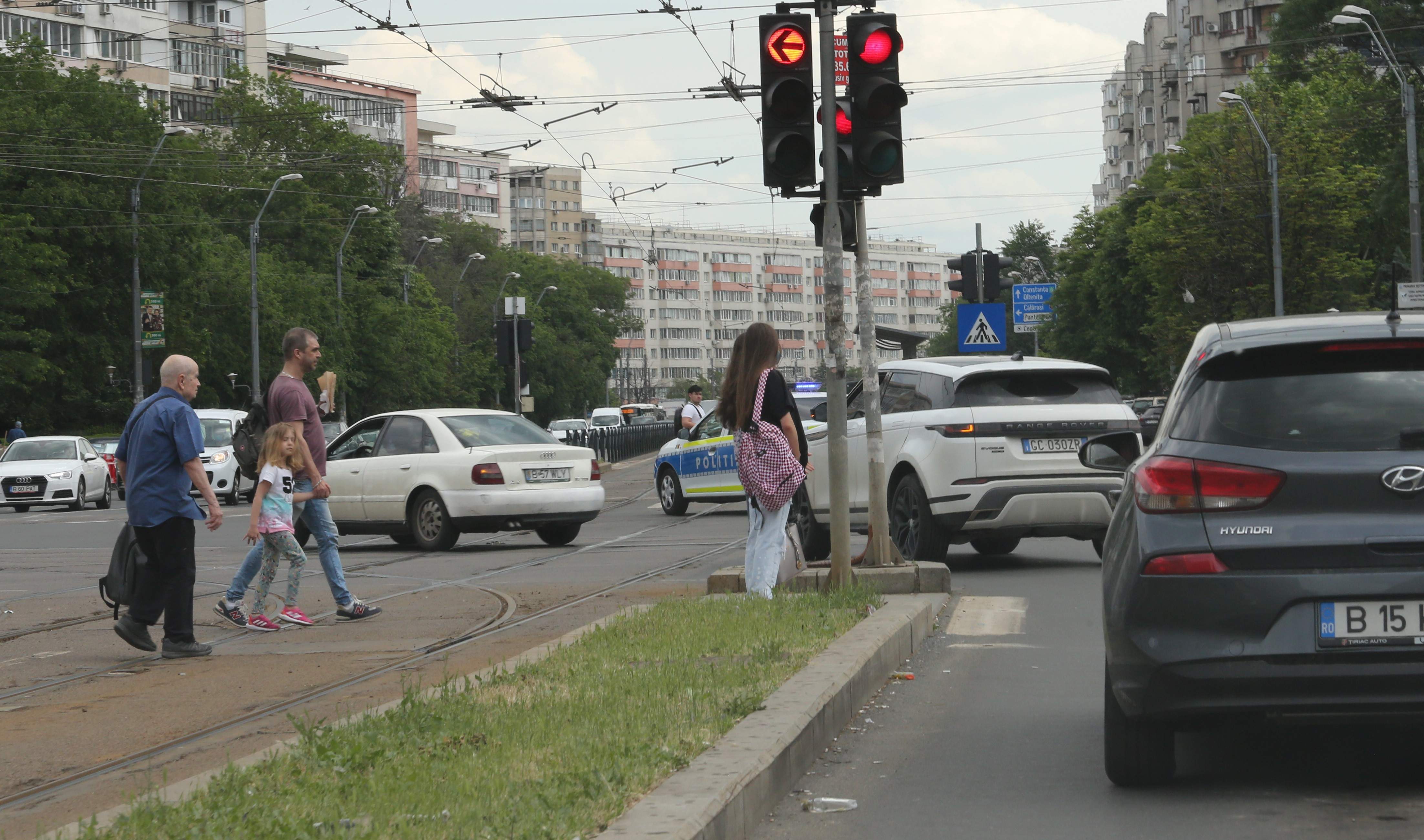 Marius Marin, prevăzător când vine vorba de ieșiri în public, dar nu și când se urcă la volan. Cum a șocat tânărul fotbalist în trafic, ziua în amiaza mare / PAPARAZZI