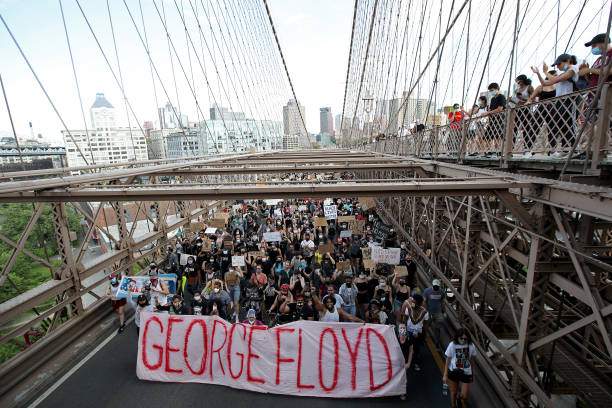 Scandal la comemorarea de un an de la moartea lui George Floyd. Polițiștii au intervenit de urgență