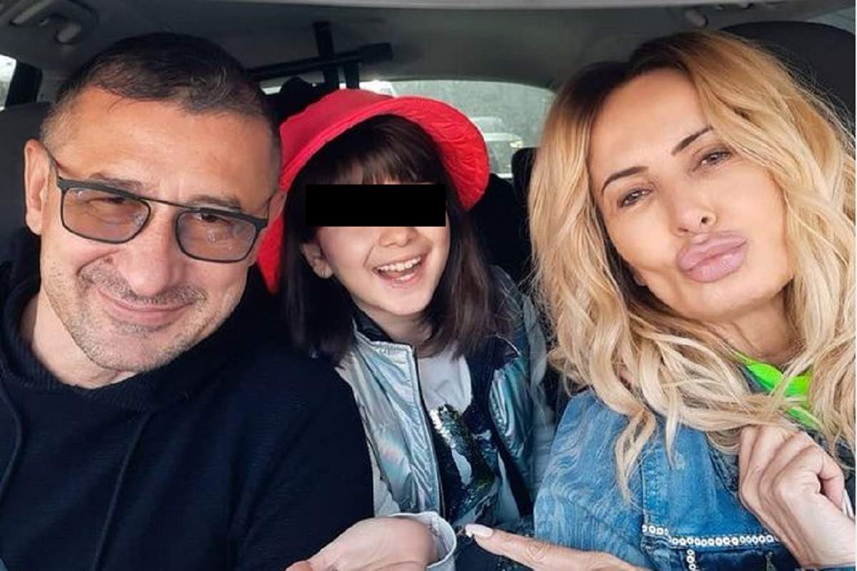 Daniela Gyorfi, George Tal și fiica lor, Maria, își fac un selfie din mașină. Artista ține buzele țuguiate, iar ceilalți zâmbesc.