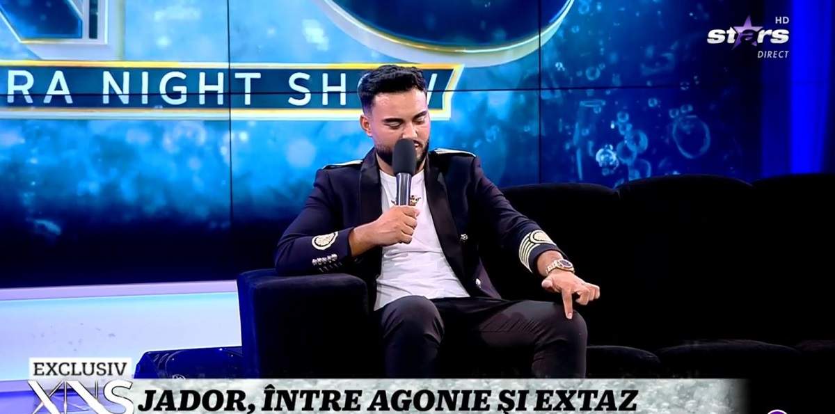 Jador e la Xtra Night Show și poartă costum negru.