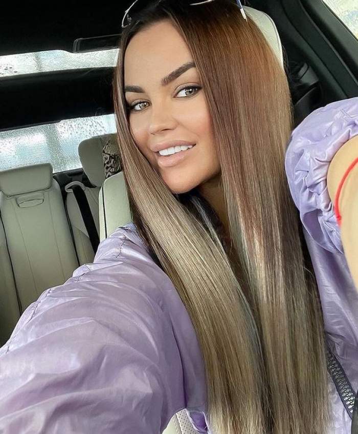 Carmen de la Sălciua își face un selfie în mașină și poartă o bluză lila. Artista zâmbește.