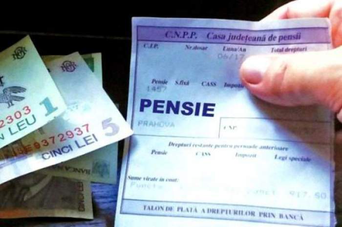 Un om ține în mână o chitanță cu pensia. În stânga sunt niște bancnote.
