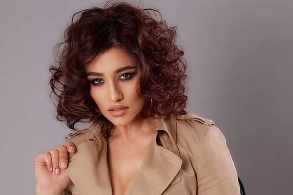 Claudia Pătrășcanu și-a scos încălțămintea la vânzare pe internet. Cât cere cântăreața pe o singură pereche de pantofi