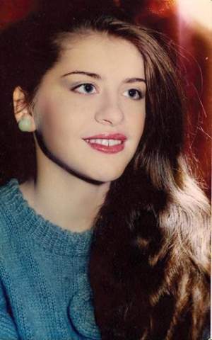 Imagini rare cu Loredana Groza din adolescență! Cum arăta jurata X Factor înainte de intervenții / GALERIE FOTO