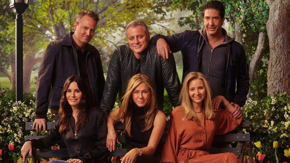 Actorii din Friends sunt la o sedinta foto pentru filmul Friends Reunion