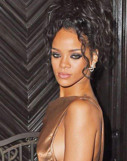 Rihanna cu rochie maronie, din saten.