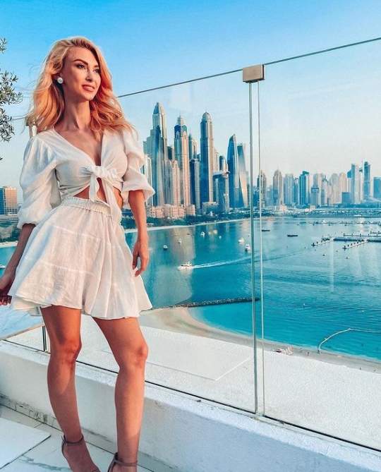 andreea balan intr-un zgarie nori din dubai